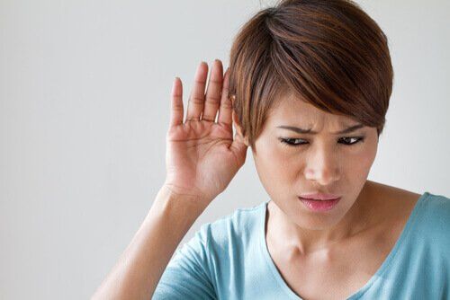 Женщина, страдающая от потери слуха