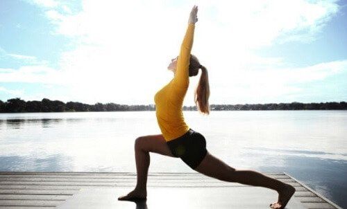 Женщина, практикующая йогу