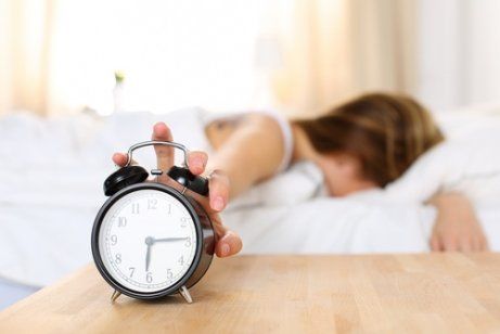 женщина отключает утренние привычки будильника