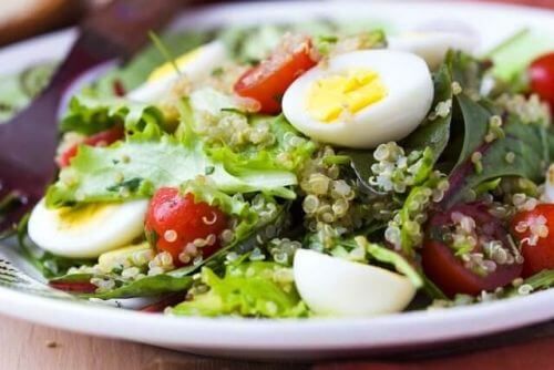Салат с обжаренными яйцами, богатыми белками