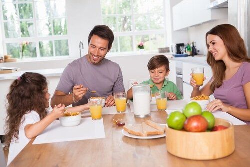 Семья завтракает вместе. Пропуск завтрака влияет на перекус в течение дня