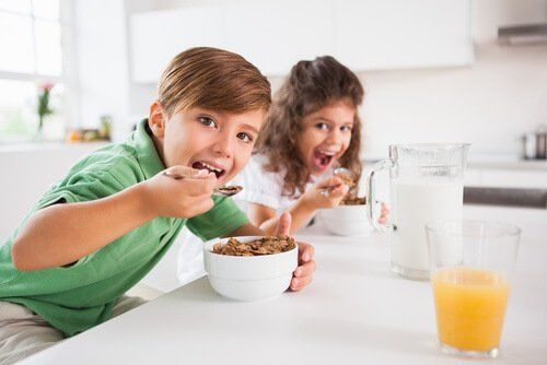 Дети завтракают. Пропуск завтрака не повлияет на ваш вес