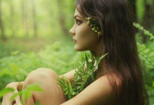 Женщина в лесу - соединяется с природой