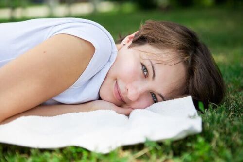 радость и счастье женщина лежит на подушке, улыбаясь
