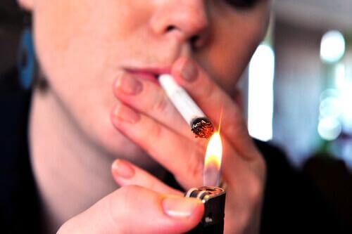 Курение сигарет и рак легких женщина стреляет сигаретой