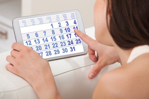 Женщина с менструальным календарем