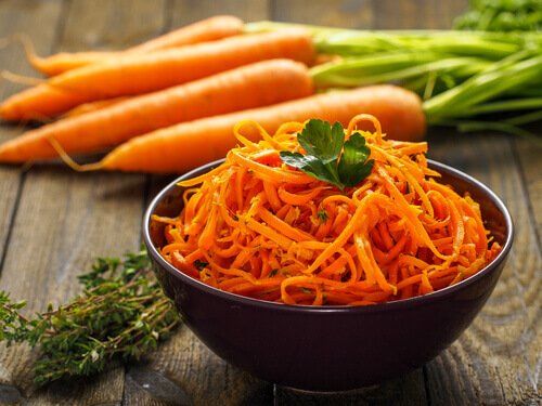 Начните морковь в миске, чтобы расслабить мышцы