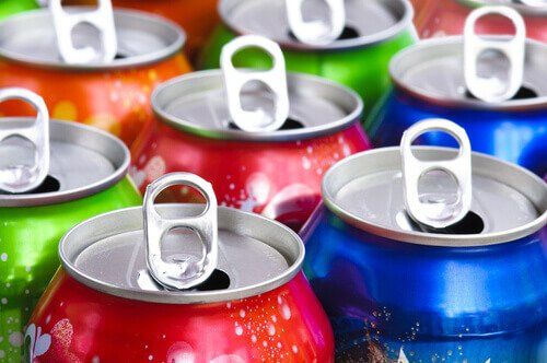 Консервированные газированные напитки не являются здоровыми для ребенка