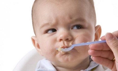 Ребенок ест, способ кормления ребенка