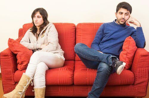 Конфликтная пара сидит на диване