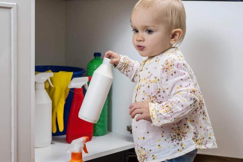 малыш возле шкафа с моющими средствами - ребенок выпил отбеливатель