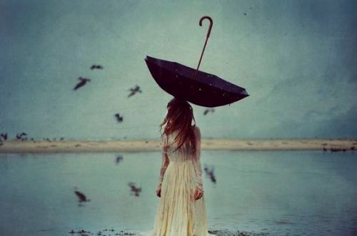 Девушка с зонтиком на голове