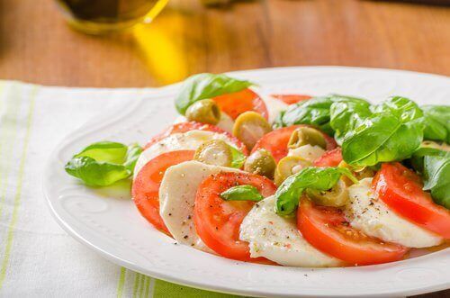 Помидоры и моцарелла, итальянский салат