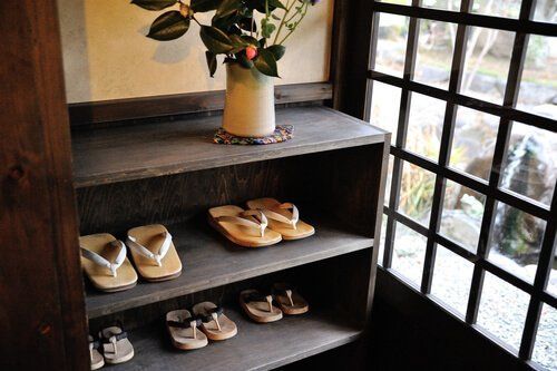 Японский обувной шкаф