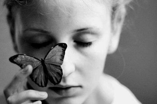 женщина и бабочка