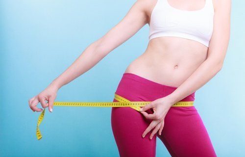 Женщина измеряет окружность тазобедренного сустава - похудение