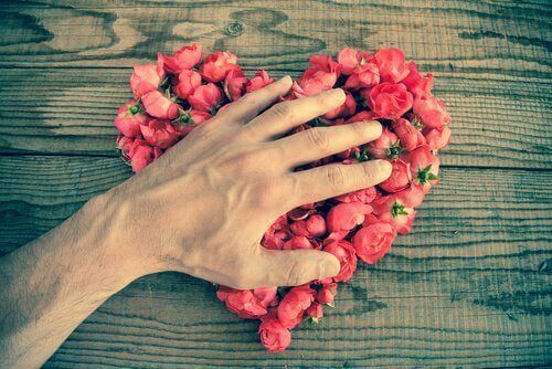 Рука на сердце с цветами