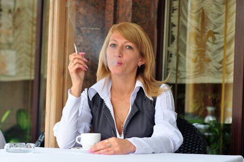 табак и кофе. Женщина пьёт кофе и курит сигареты.