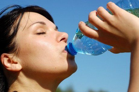 Питьевая вода женщиной и красивый силуэт