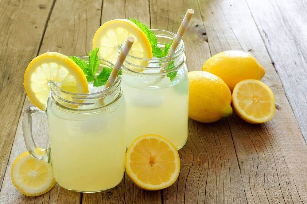 Вода с лимоном на заглушке.