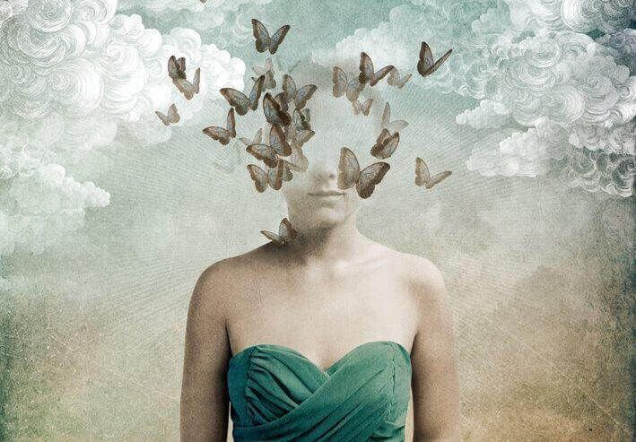 Женщина с бабочками в голове