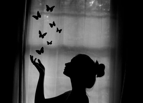 Женщина с бабочками из своей руки