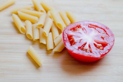 Макароны и половинки помидора Крем-паста без добавления крема и сыра