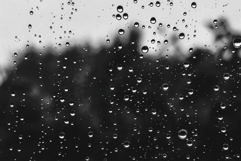 Капли дождя на стекле.
