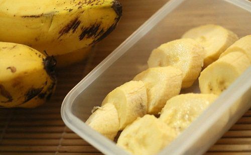 нарезанные свежие бананы