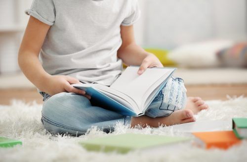 ребенок с книгой - ссоры перед детьми