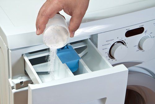 Помещение порошка в дозатор в стиральной машине