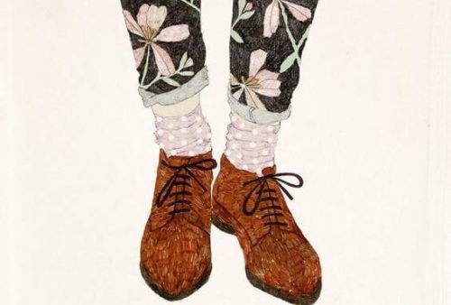 Коричневые туфли и розовые носки