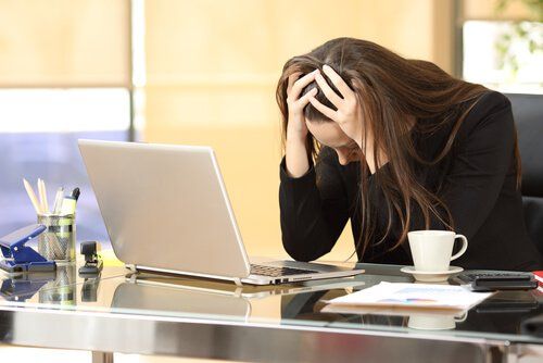 Стресс - подчеркнутая женщина перед ноутбуком
