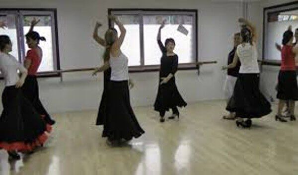 женщины танцуют фламенко