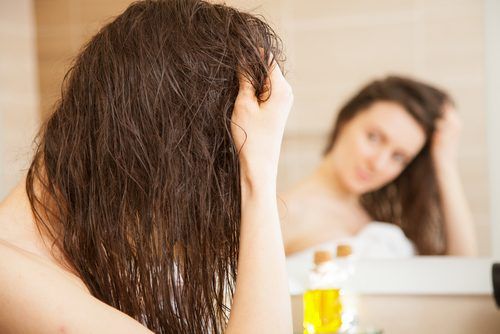 Женщина расчесывает волосы