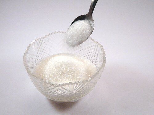 сахар в сахарной чаше и тартаре
