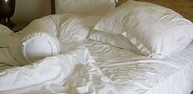 кровать с постельным бельем