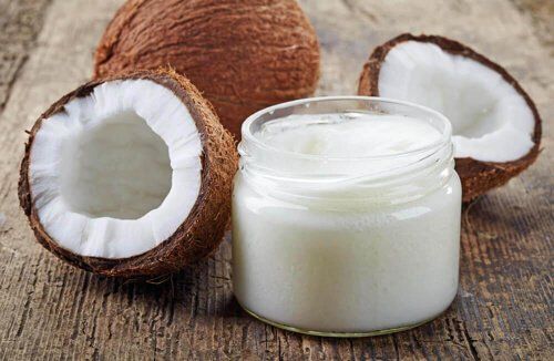 Кокосовое масло удаляет обесцвечивание и заботится о коже.