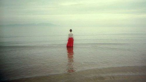 Женщина стоит в воде