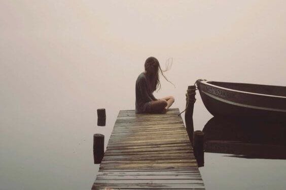 Молчание важно. Девушка на пирсе и лодке.