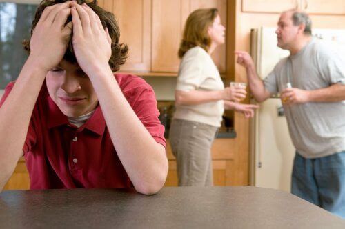 Подросток не выдерживает аргументов родителей. Эмоциональные отношения