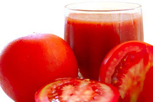 Свежие помидоры и стакан сока