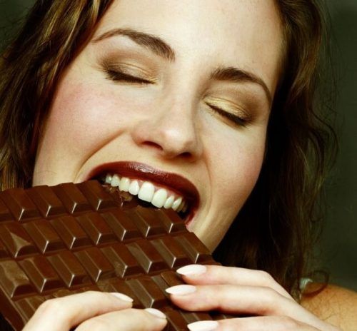 Женщина, едят шоколад