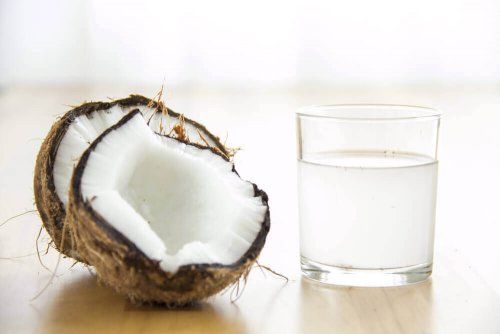 кокос и стакан кокосовой воды