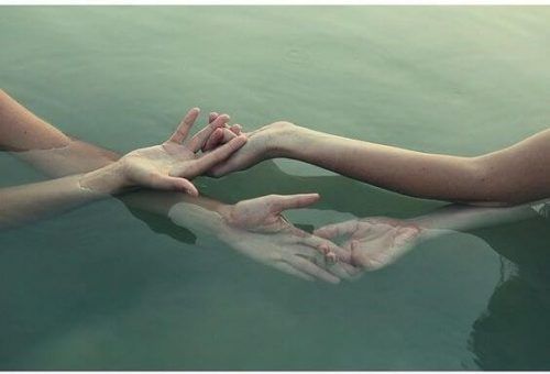 Fondling - две пары рук в воде
