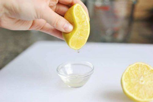 сжимая лимонный сок и лимонную диету