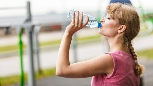 женщина питьевой воды в бутылке