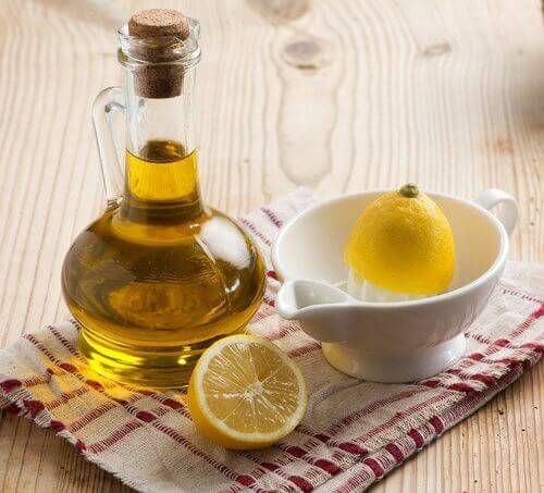 лимон и бутылка оливкового масла