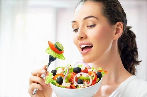 Женщина есть здоровый салат, как улучшить концентрацию?