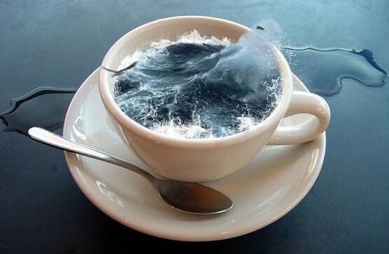 чашка с грубыми морями